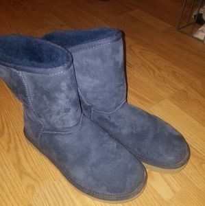 Classic short navy Ugg boots